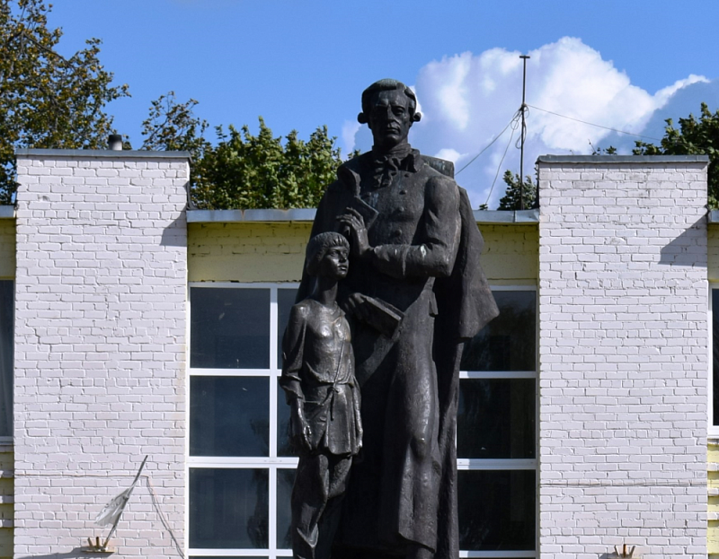 Памятник народному учителю